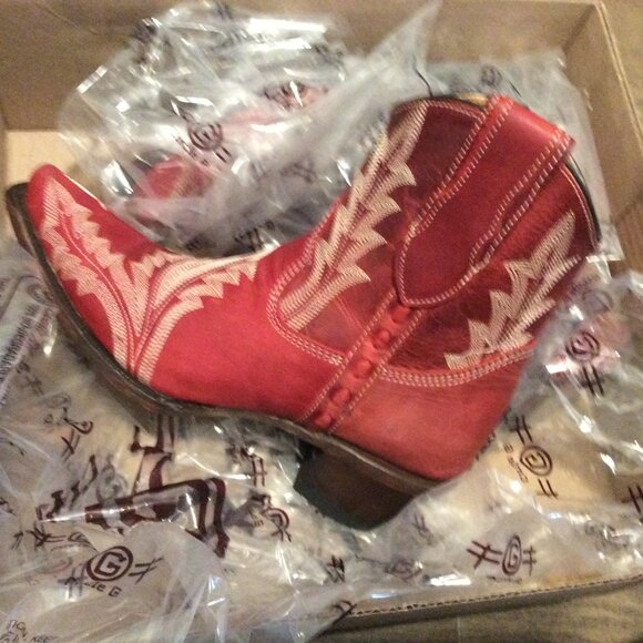 Leather upper Leather outsole with rubber heel cap Pull-on style with pull tabs - Picture 3 of 3